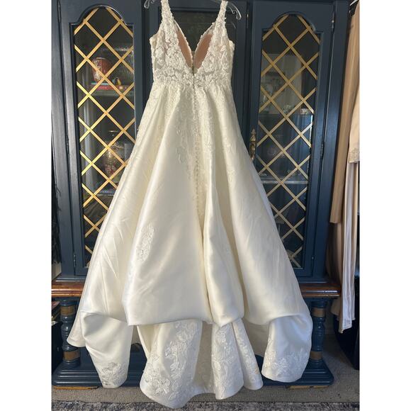 Martina Liana White Wedding Dress - Picture 6 of 16